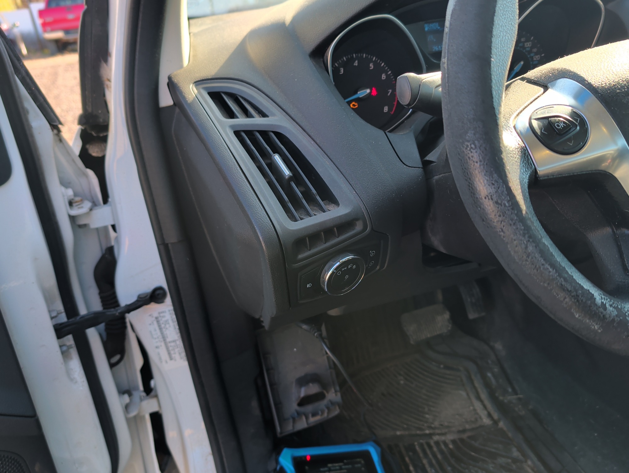 2012 ford focus se-sedan with 261316 miles for sale near Elk River, Minnesota 106936_37_left_of_steering_wheel.jpg