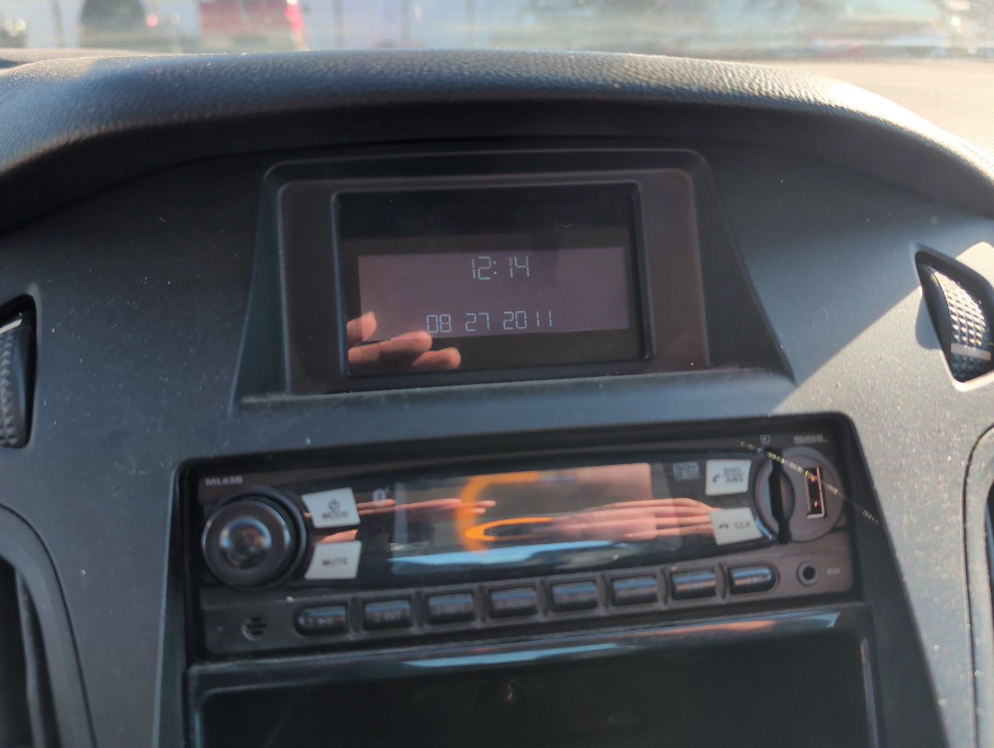 2012 ford focus se-sedan with 261316 miles for sale near Elk River, Minnesota 106936_39_radio_closeup.jpg