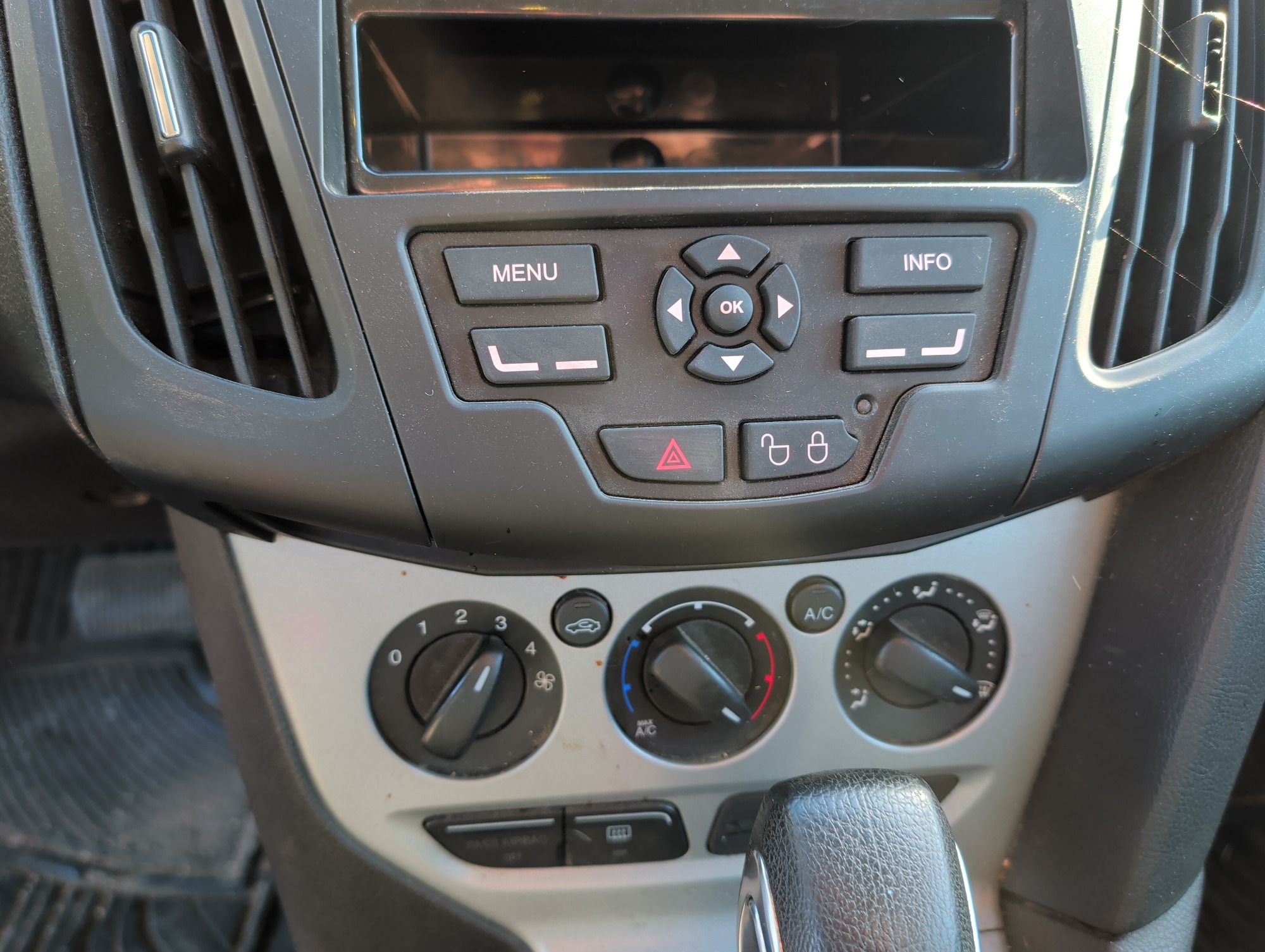 2012 ford focus se-sedan with 261316 miles for sale near Elk River, Minnesota 106936_40_climate_control.jpg