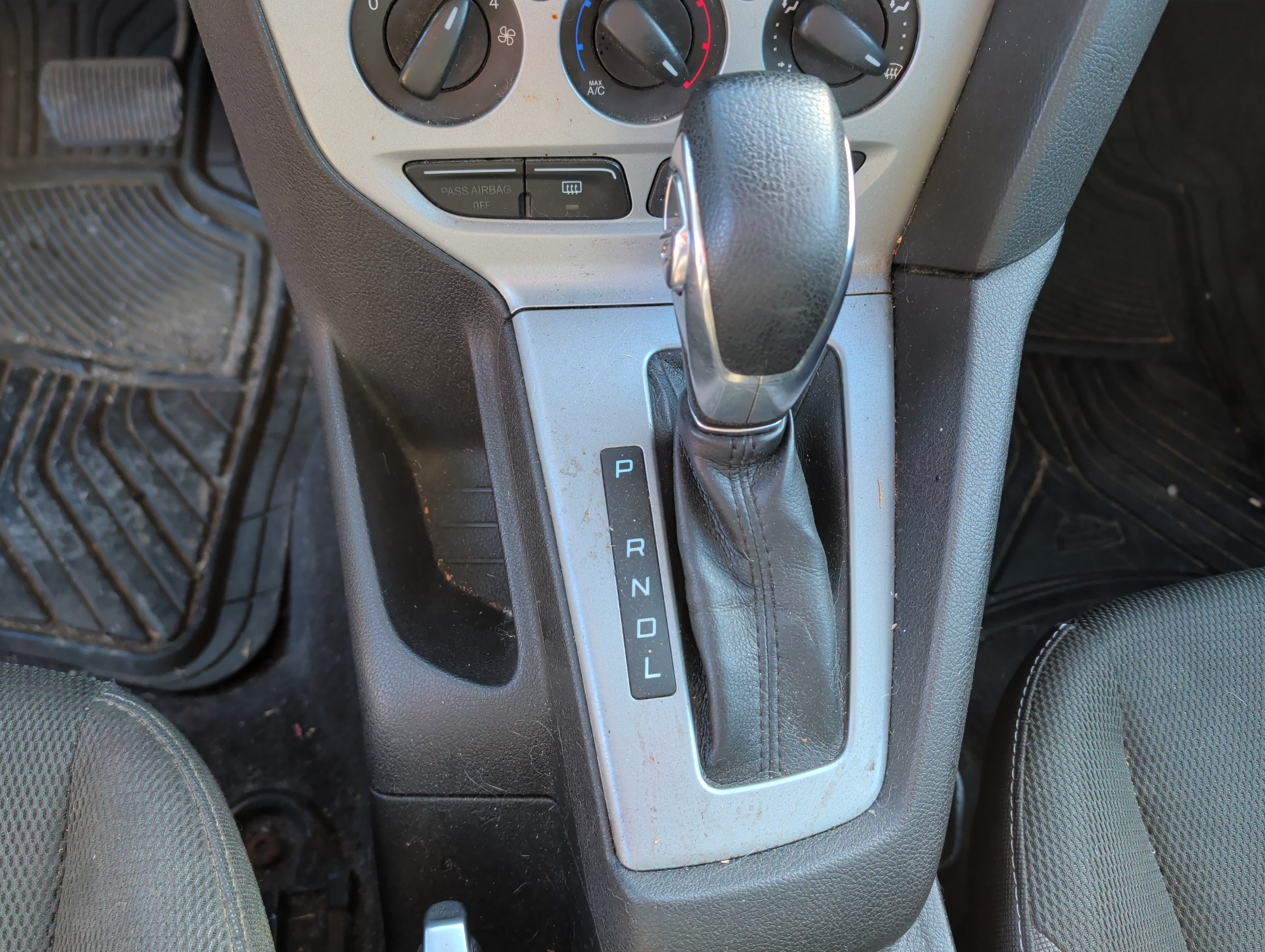 2012 ford focus se-sedan with 261316 miles for sale near Elk River, Minnesota 106936_41_shifter.jpg