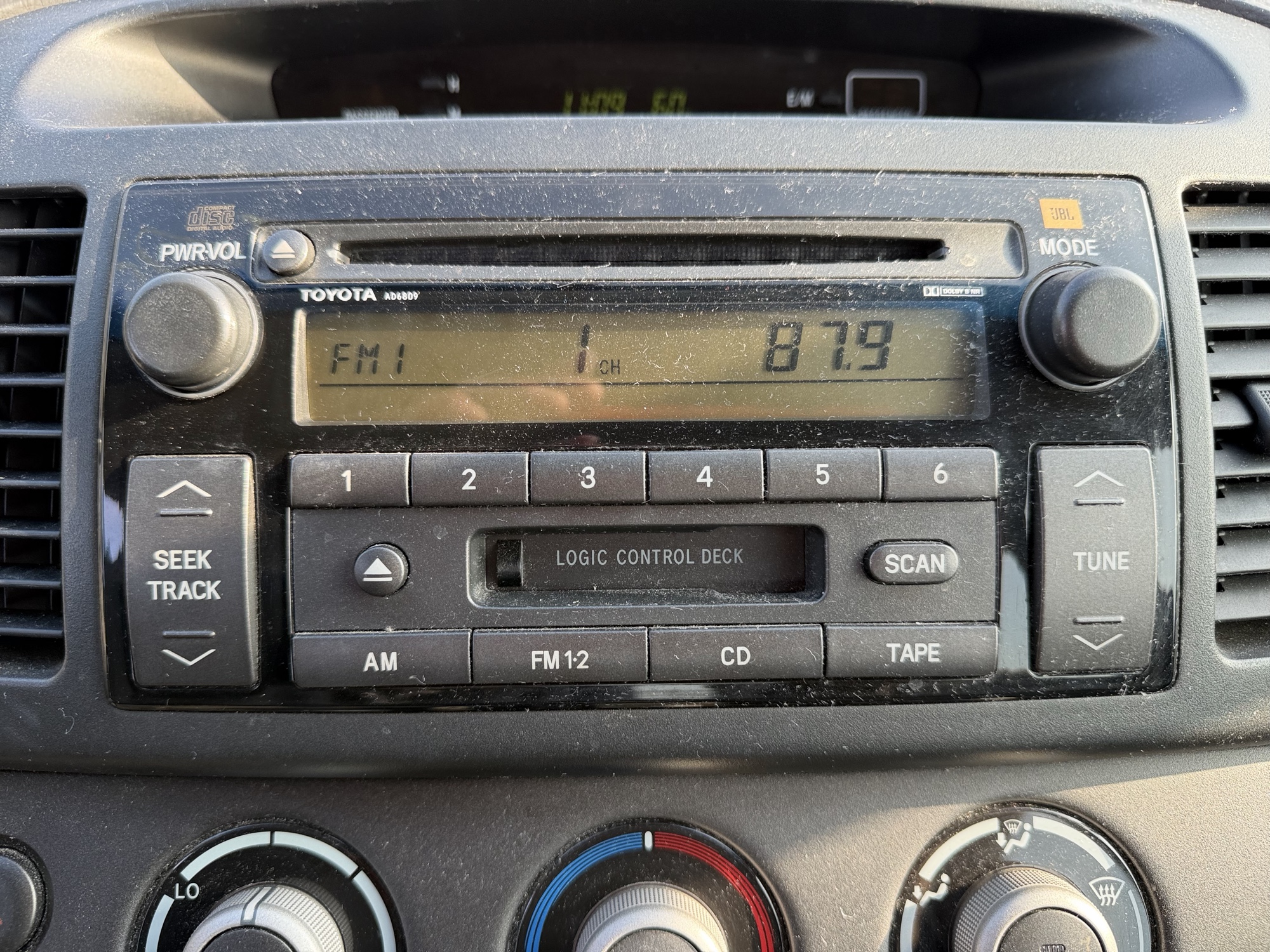 2005 toyota camry le with 145231 miles for sale near Elk River, Minnesota 106937_39_radio_closeup.jpg