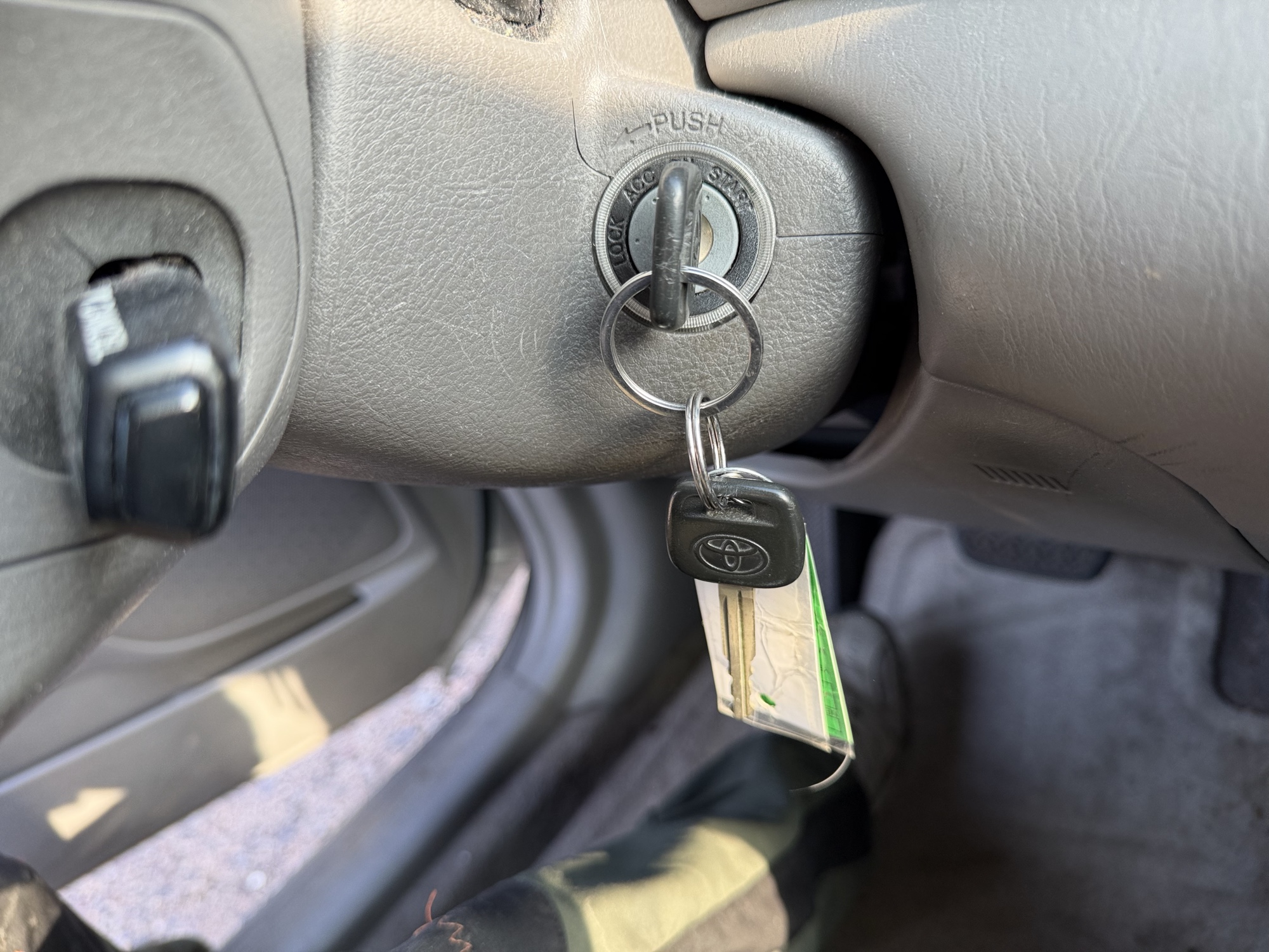 2005 toyota camry le with 145231 miles for sale near Elk River, Minnesota 106937_51_keys.jpg