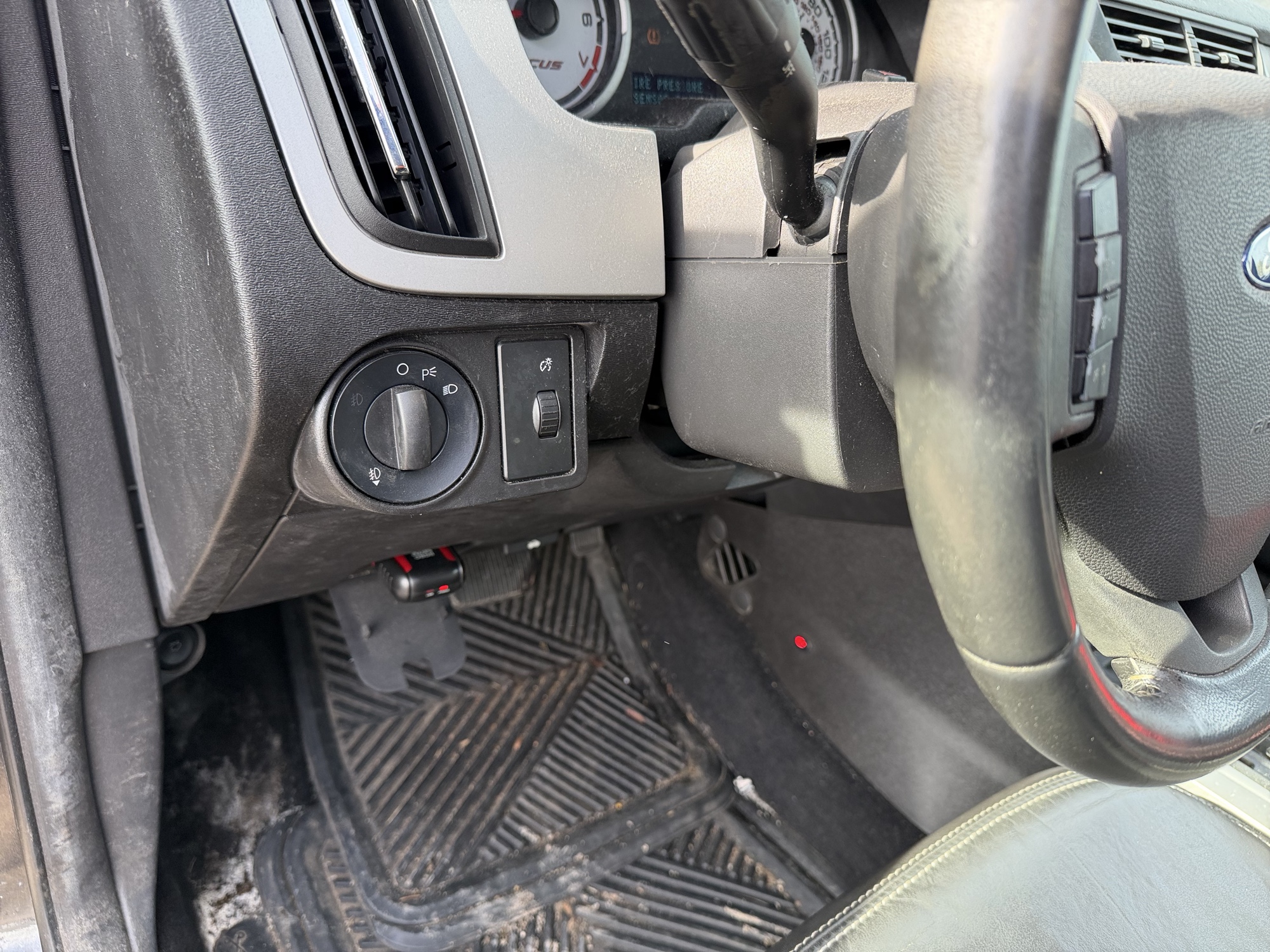 2010 ford focus sel-sedan with 180168 miles for sale near Elk River, Minnesota 106939_37_left_of_steering_wheel.jpg