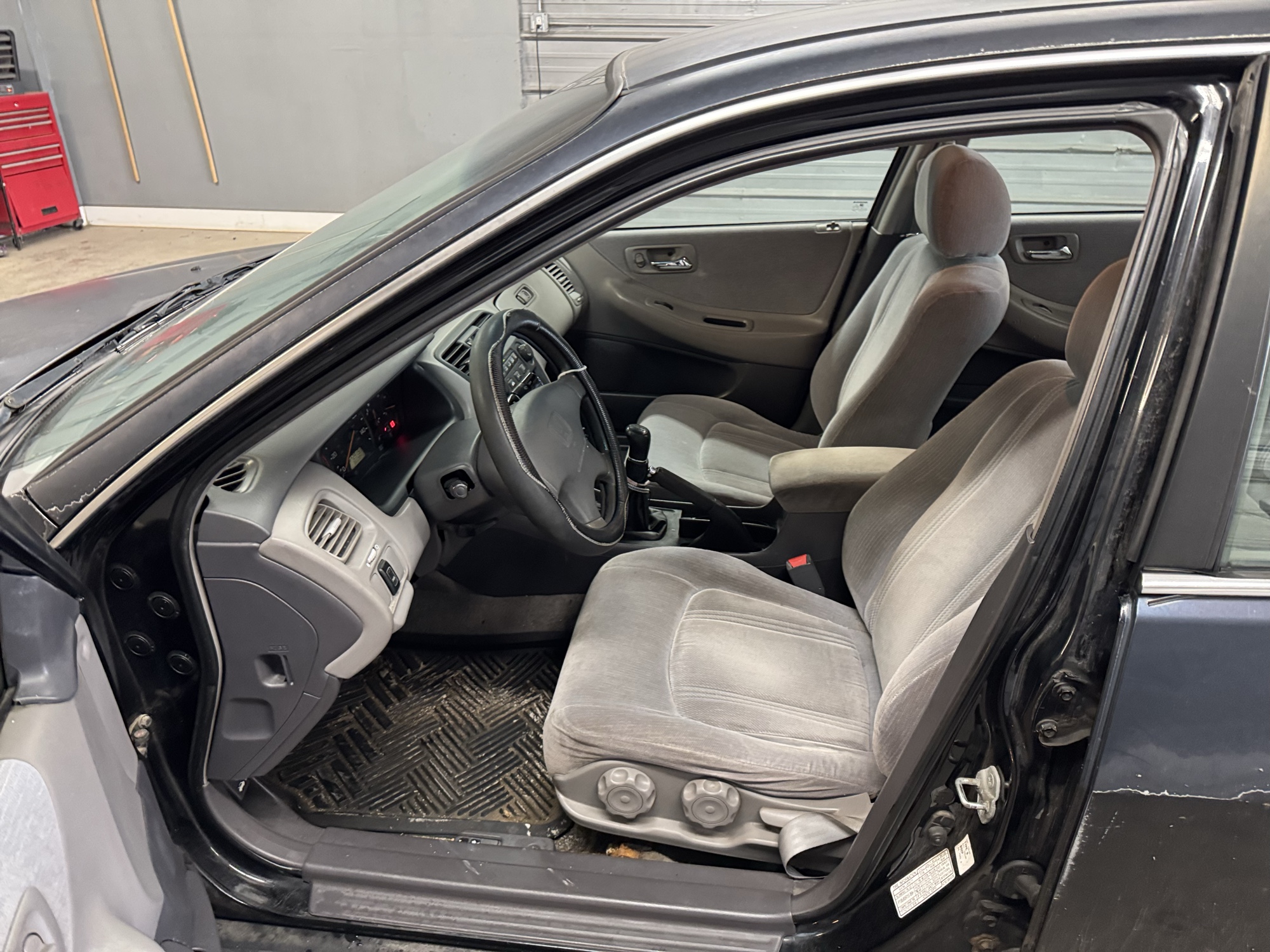 2000 honda accord lx-sedan with 366084 miles for sale near Elk River, Minnesota 106940_22_driver_seat.jpg
