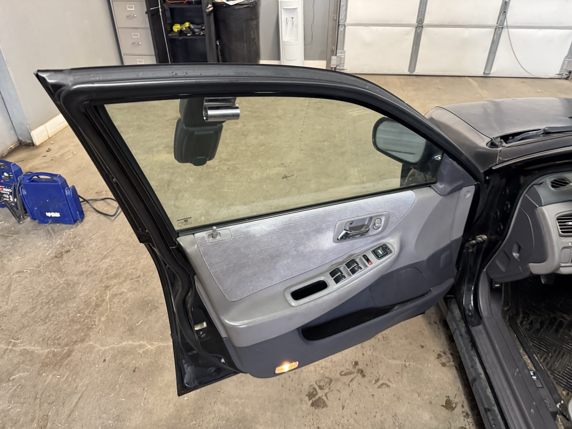 2000 honda accord lx-sedan with 366084 miles for sale near Elk River, Minnesota 106940_23_driver_door_panel.jpg