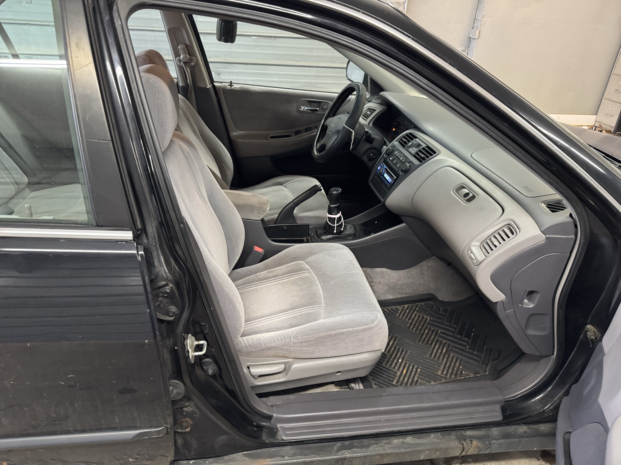 2000 honda accord lx-sedan with 366084 miles for sale near Elk River, Minnesota 106940_31_passenger_seat.jpg