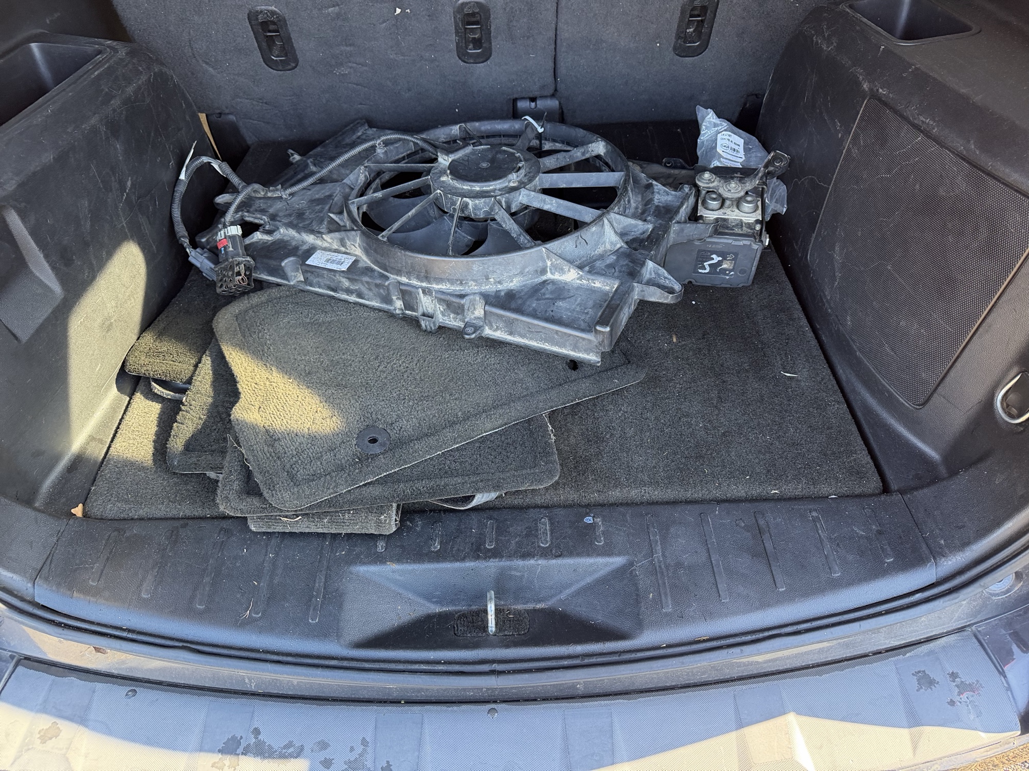 2013 chevrolet equinox 1lt-2wd with 175860 miles for sale near Elk River, Minnesota 106943_26_trunk.jpg