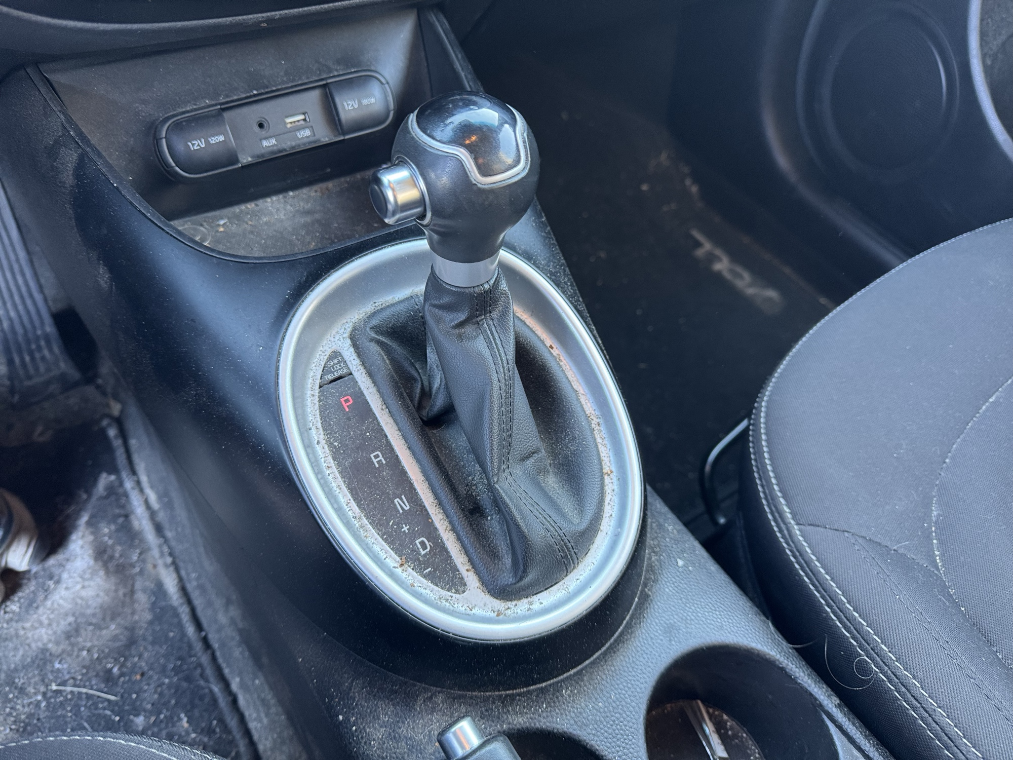 2015 kia soul base with 188168 miles for sale near Elk River, Minnesota 106948_41_shifter.jpg