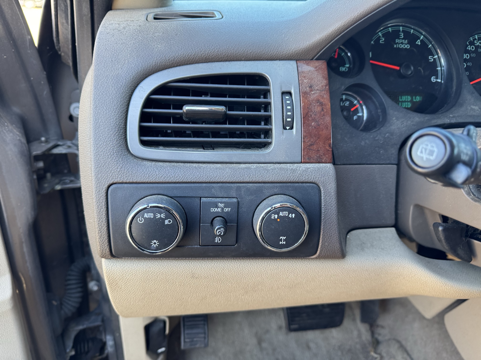 2012 chevrolet suburban lt-1500-4wd with 235557 miles for sale near Elk River, Minnesota 106953_37_left_of_steering_wheel.jpg