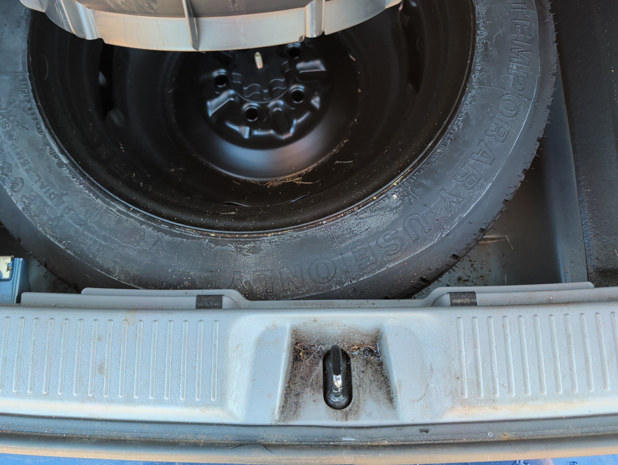 2004 toyota matrix 4wd with 39904 miles for sale near Elk River, Minnesota 106961_27_spare_tire.jpg