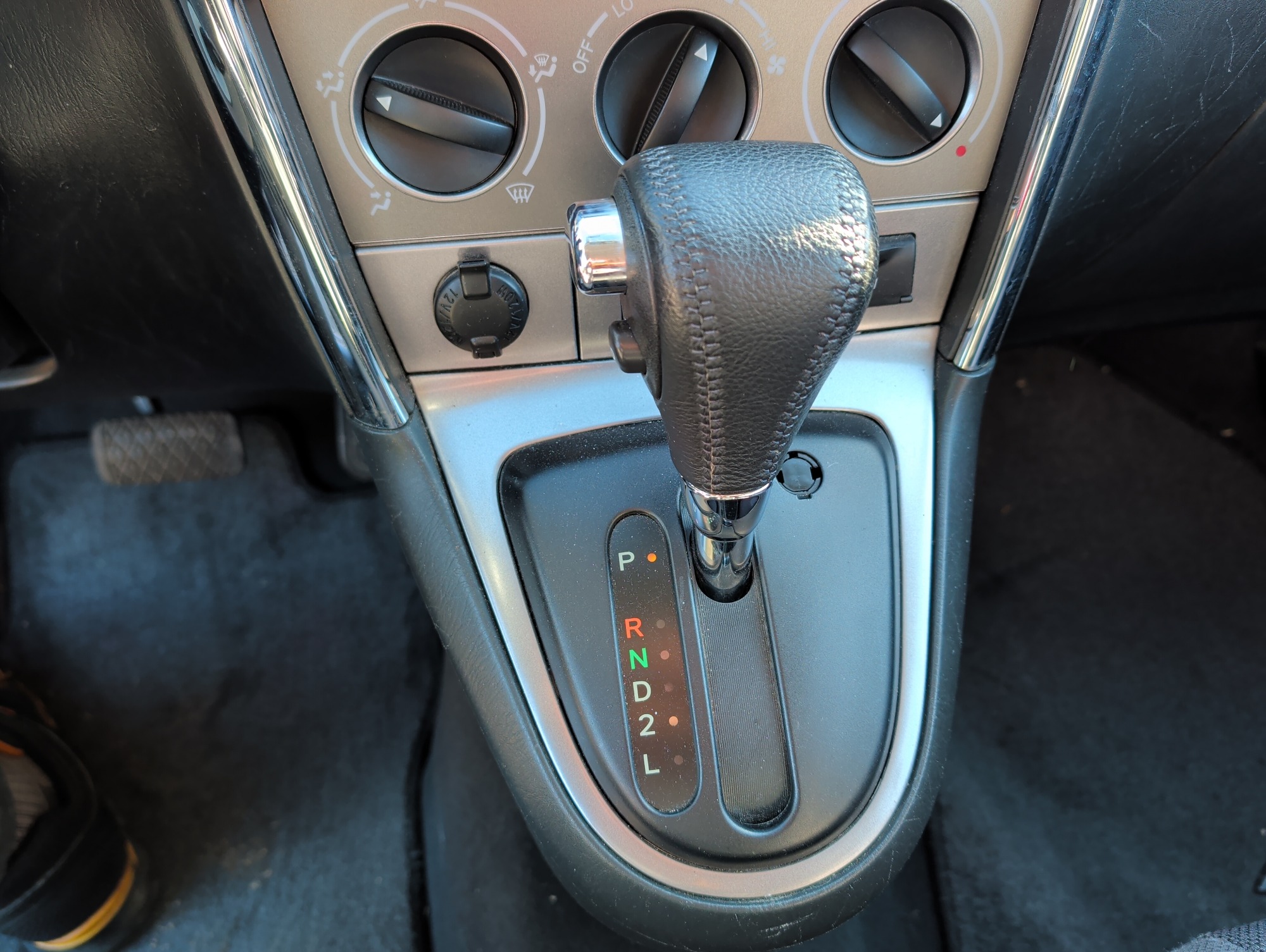 2004 toyota matrix 4wd with 39904 miles for sale near Elk River, Minnesota 106961_41_shifter.jpg