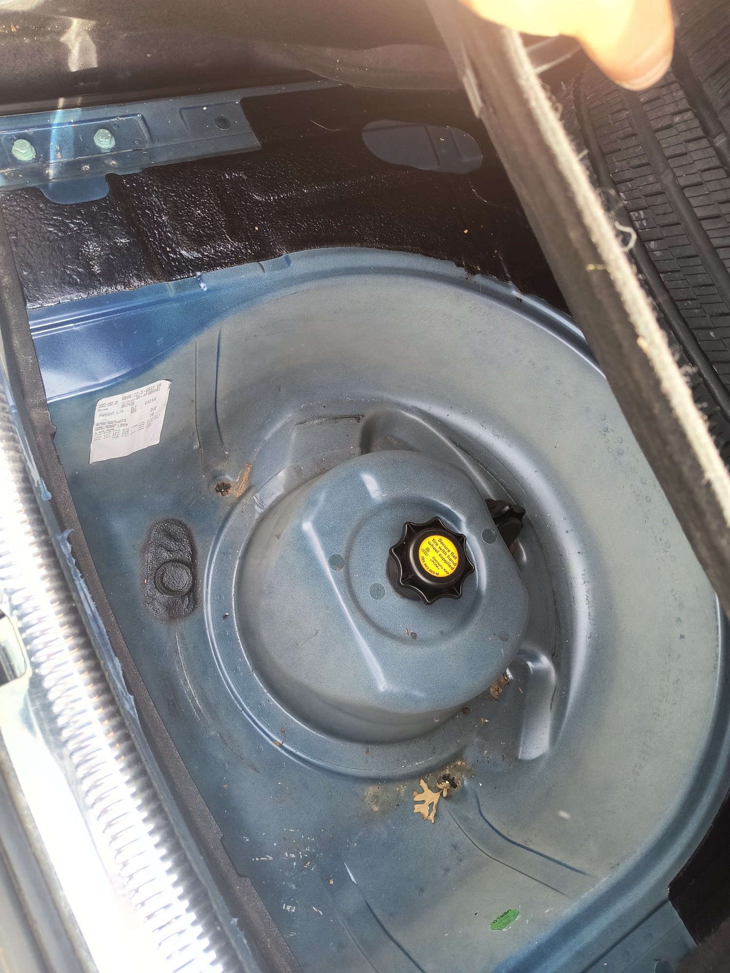 2004 volkswagen passat glx with 175185 miles for sale near Elk River, Minnesota 106971_27_spare_tire.jpg