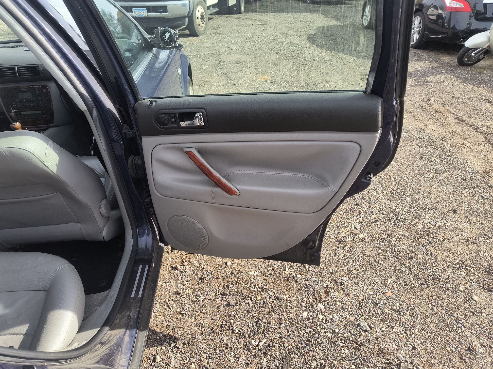 2004 volkswagen passat glx with 175185 miles for sale near Elk River, Minnesota 106971_30_pass_rear_door_panel.jpg