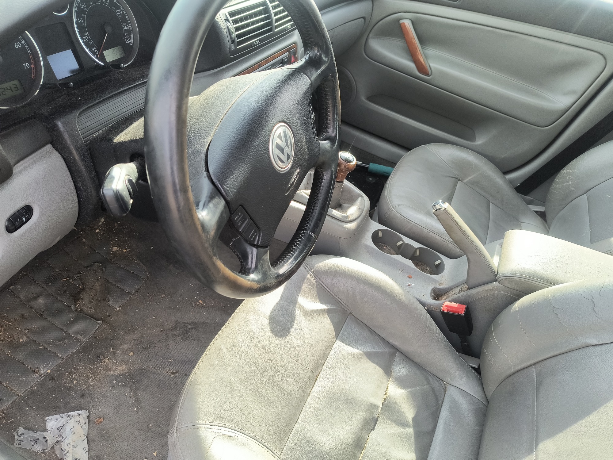 2004 volkswagen passat glx with 175185 miles for sale near Elk River, Minnesota 106971_37_left_of_steering_wheel.jpg
