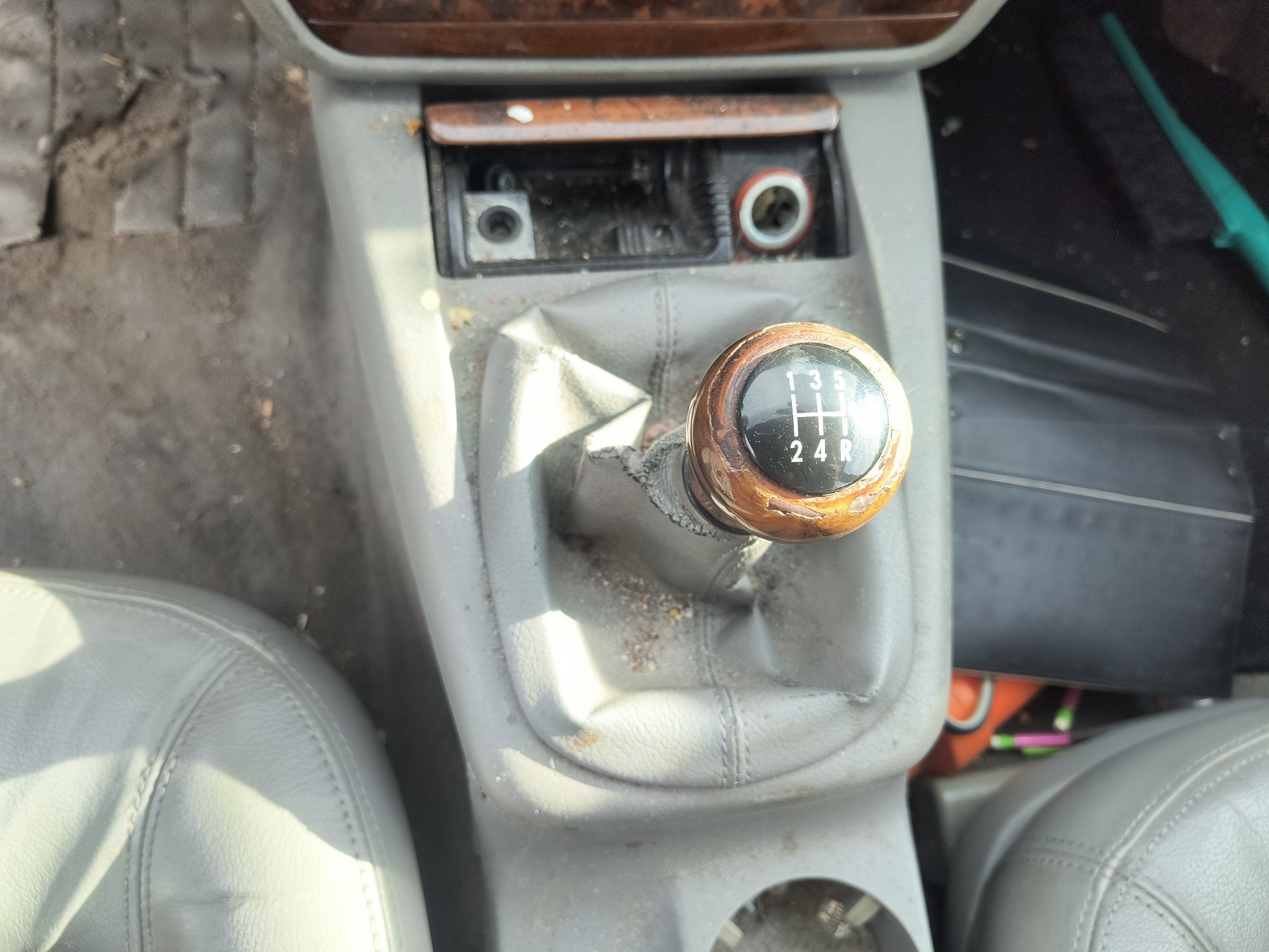 2004 volkswagen passat glx with 175185 miles for sale near Elk River, Minnesota 106971_41_shifter.jpg