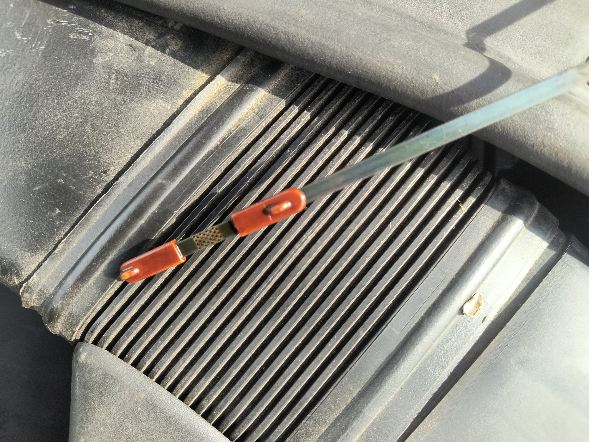 2004 volkswagen passat glx with 175185 miles for sale near Elk River, Minnesota 106971_50_oil_dipstick.jpg