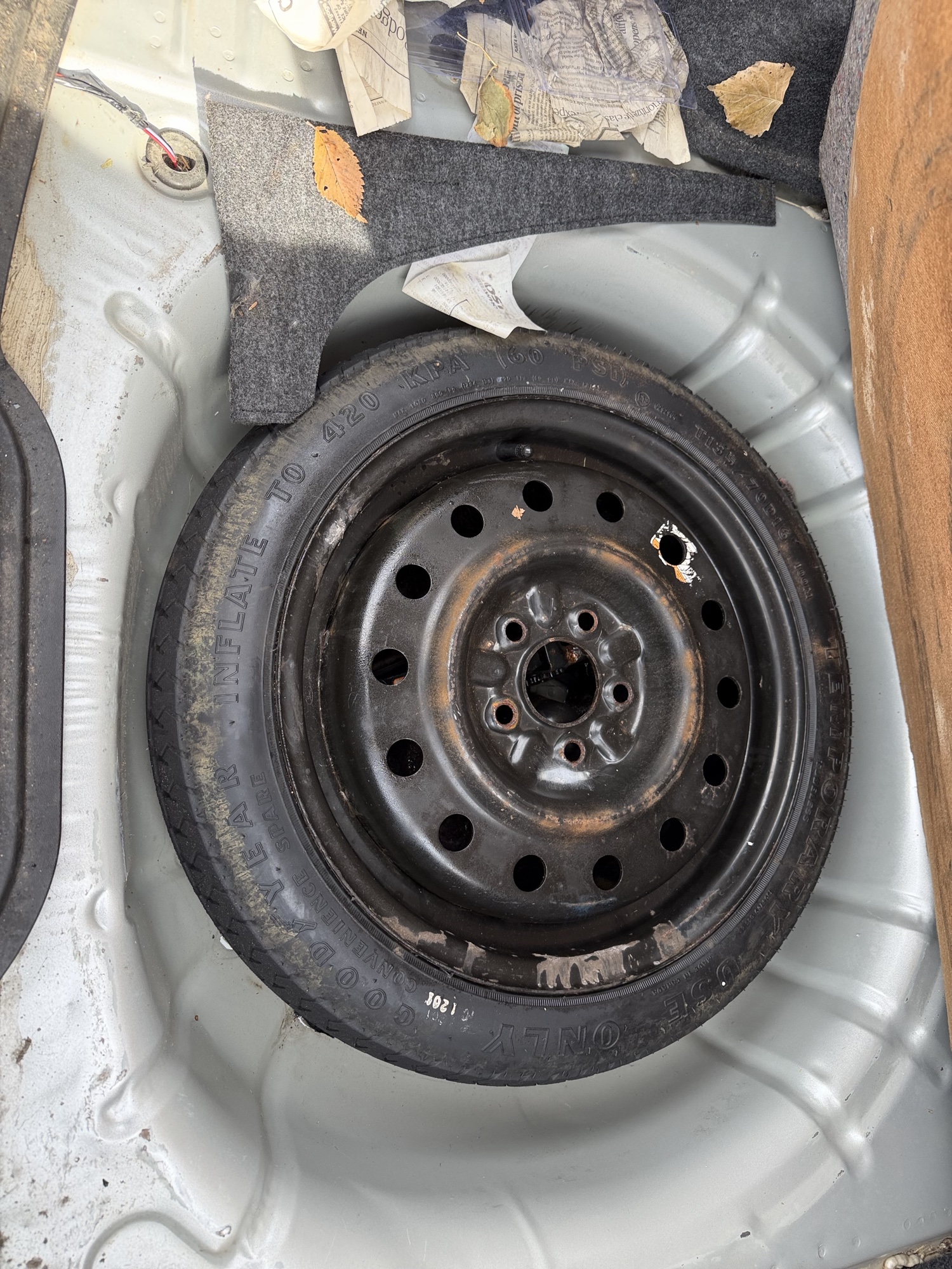 2001 ford taurus ses with 165634 miles for sale near Elk River, Minnesota 106980_27_spare_tire.jpg