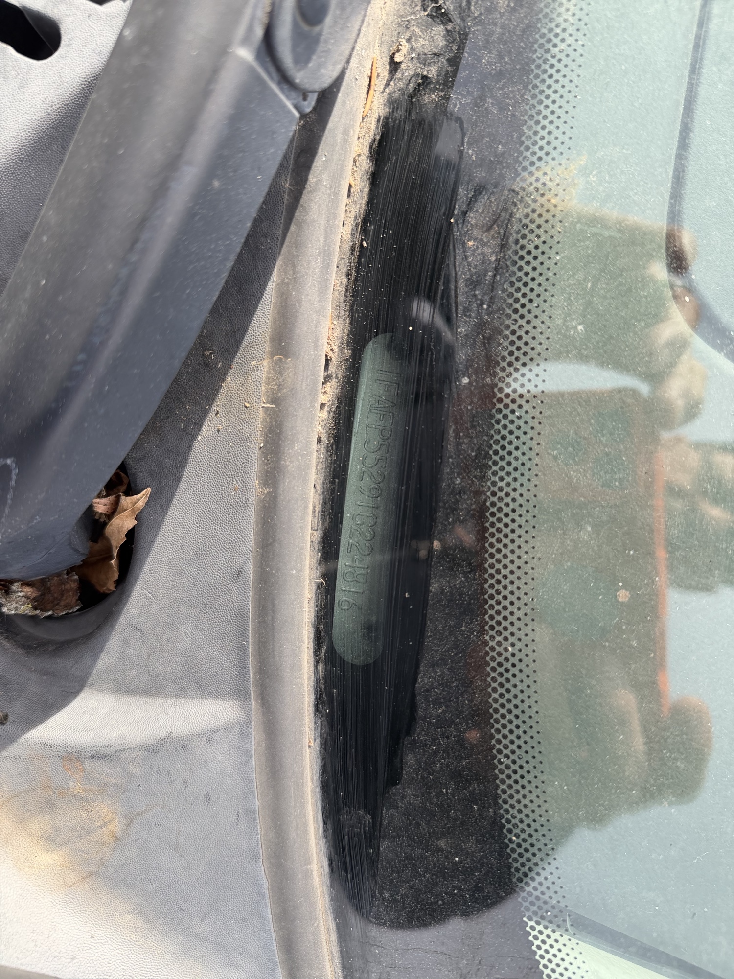 2001 ford taurus ses with 165634 miles for sale near Elk River, Minnesota 106980_48_windshield_vin_plate.jpg