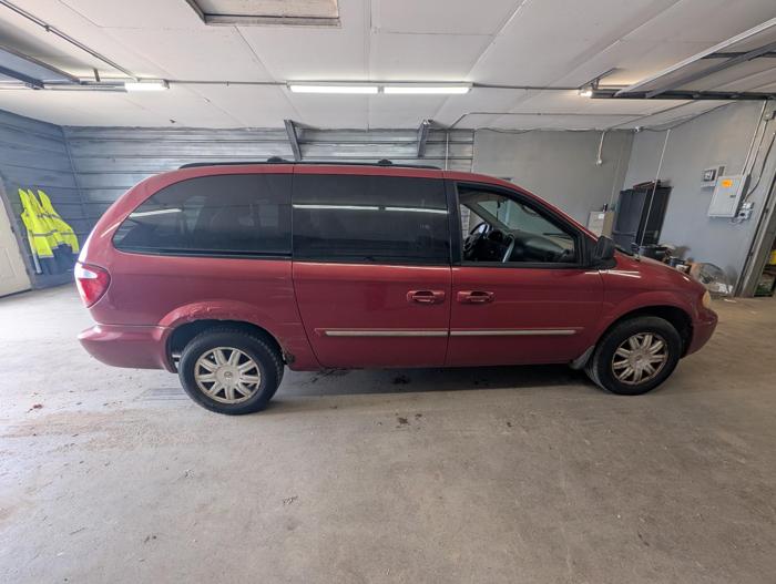 2006 chrysler town-&-country touring with 162857 miles for sale near elk-river, minnesota 11316a8ef64e47e8918961a8f01a0264.jpg