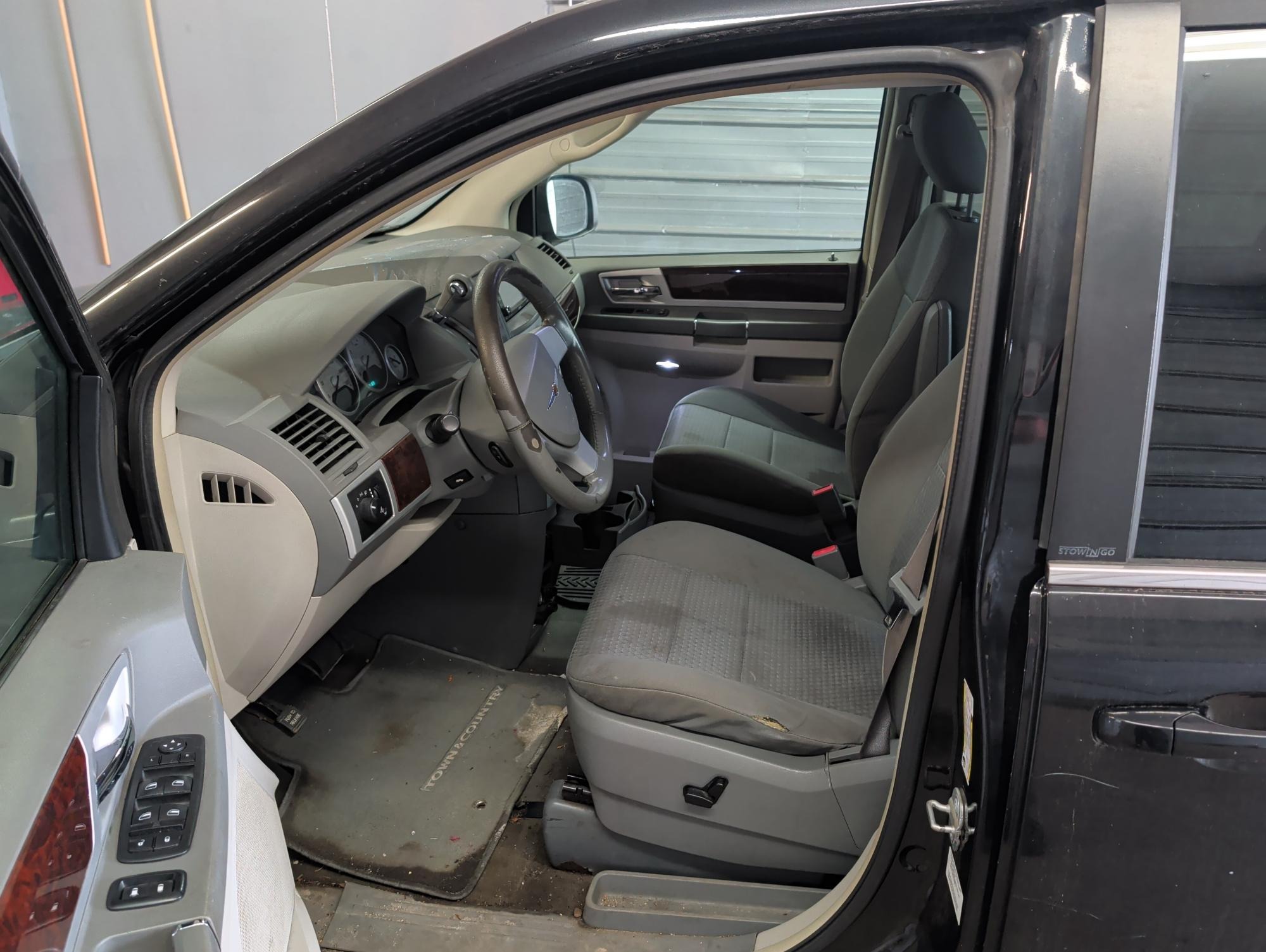 2009 chrysler town-&amp;-country with 195103 miles for sale near elk-river, minnesota 17f1d0b243174598a5b1eca82e960686.jpg