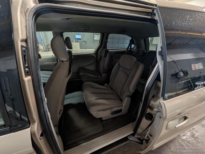 2006 chrysler town-&-country touring with 117074 miles for sale near elk-river, minnesota 1c8e87848ac44cee9078c70c6b970eaa.jpg