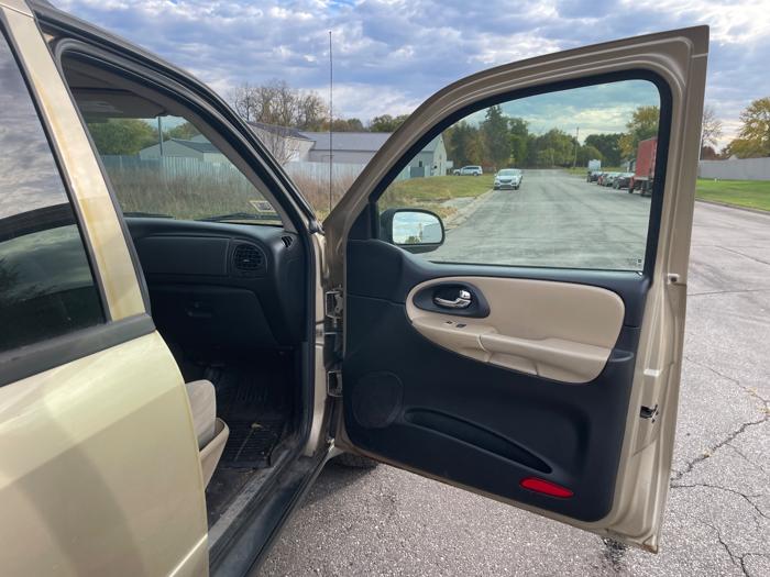 2006 chevrolet trailblazer ls-4wd with 205963 miles for sale near elk-river, minnesota 1dc90d1c553e4fdc88bb34306398354d.jpeg