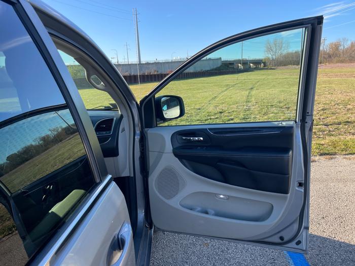 2016 chrysler town-&-country touring with 138021 miles for sale near rochester, minnesota 1ffa832f5ab54c82a2ca9c4394541b3a.jpeg