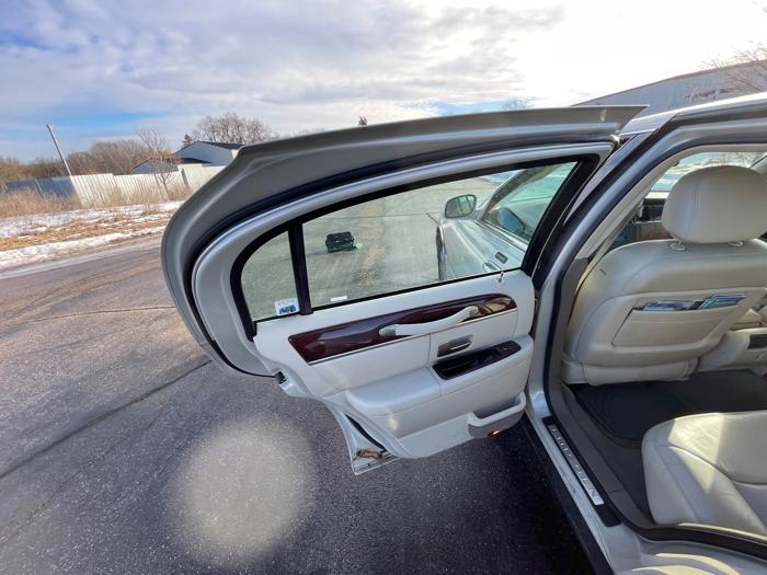 2003 lincoln town-car cartier with 147179 miles for sale near elk-river, minnesota 245e25c74680486ba930279230f108fc.jpeg