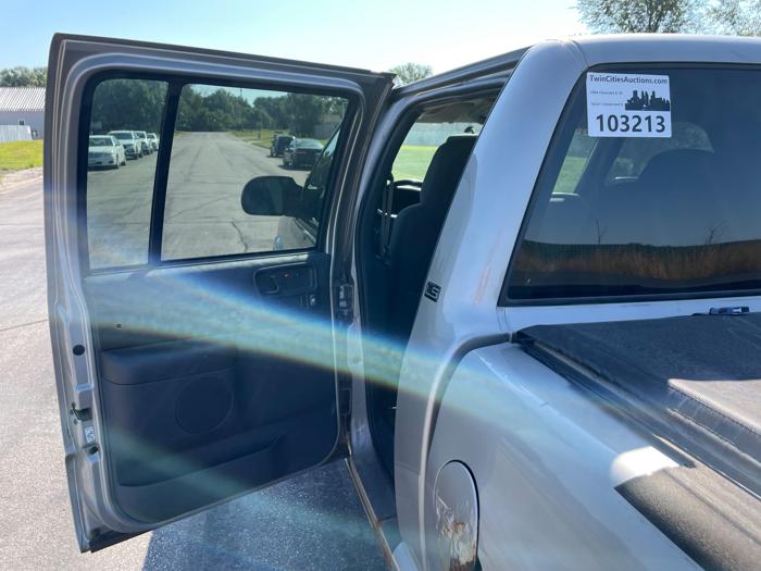 2004 chevrolet s-10 crew-cab-4wd-ls with 188749 miles for sale near elk-river, minnesota 2d42ee8da55a46b5a2530d8ee681b018.jpeg