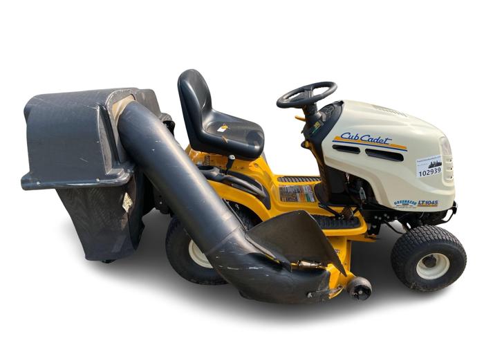 2005 lt1045 46-inch with-bagger-cub-cadet with 653 miles for sale near elk-river, minnesota 2ef318de80464a1195811c0eb6fa3acf.jpg