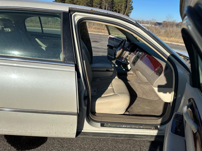 2004 lincoln town-car ultimate-l with 179159 miles for sale near elk-river, minnesota 300727e618da438f874e39c9ba5bb5bb.jpeg