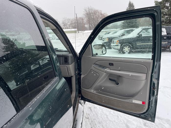 2004 chevrolet suburban 1500-4wd with 177654 miles for sale near fridley, minnesota 305b1493623a4f3aba2462fa352d5cdf.jpeg
