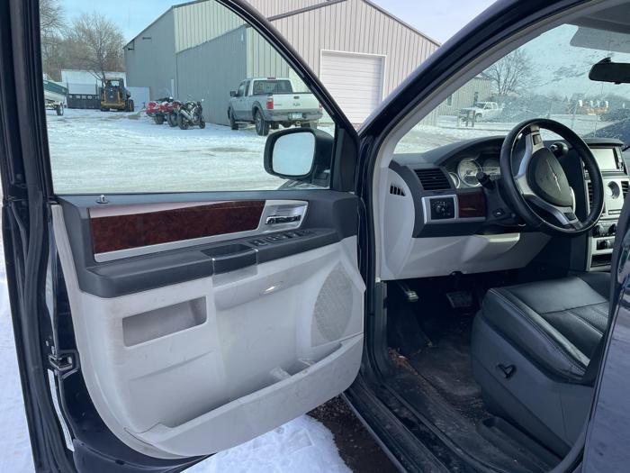 2010 chrysler town-and-country with 188772 miles for sale near elk-river, minnesota 319b8591815445ea8e5089a7ad908371.jpg