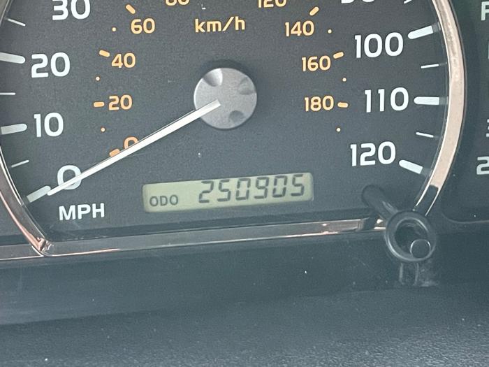 2005 toyota sequoia sr5-4wd with 250906 miles for sale near elk-river, minnesota 329c9fe41bba44e2a95fad4d6568f4c1.jpeg