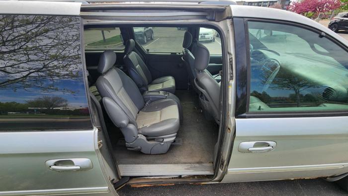 2004 dodge grand-caravan sxt with 275900 miles for sale near burnsville, minnesota 33d787e170d245d1a12f80759779dea8.jpg