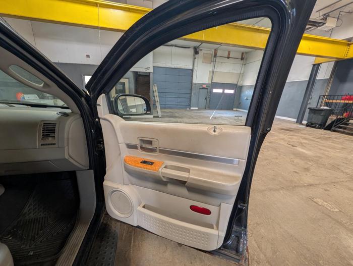 2007 chrysler aspen limited-4wd with 249879 miles for sale near elk-river, minnesota 33fe6b888fe84af9a1f59b1d6da1ca36.jpg