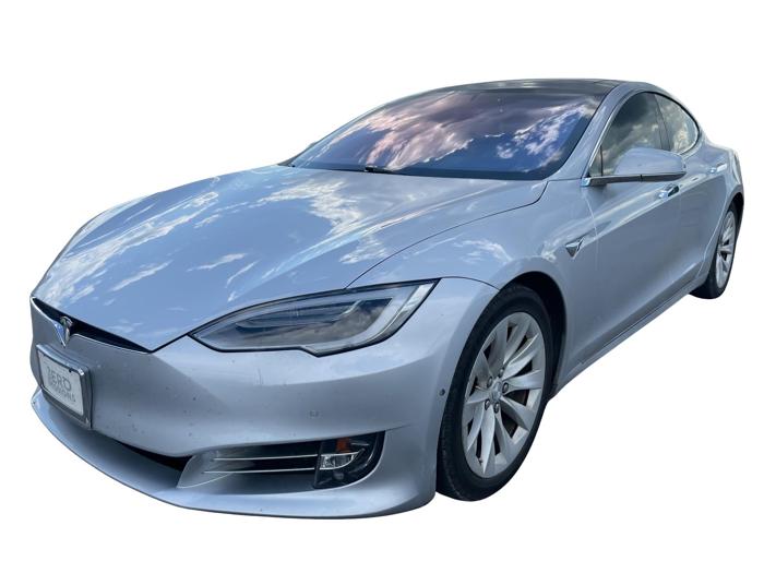 2017 tesla model-s 75d-awd with 101172 miles for sale near elk-river, minnesota 352ae67bd01a4716867f737daf91e78e.jpg