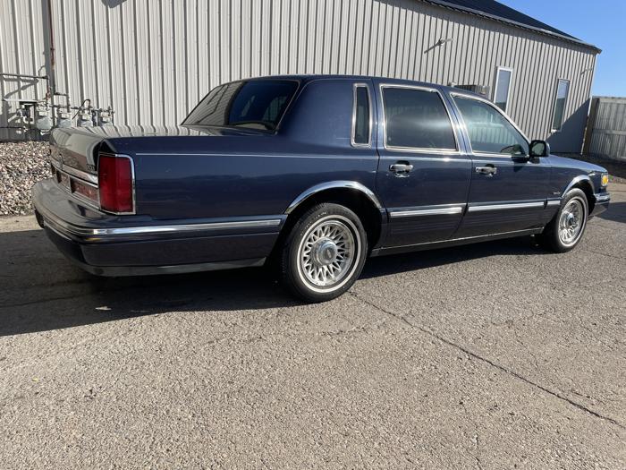 1997 lincoln town-car sel with 171572 miles for sale near elk-river, minnesota 36e8f842c1884ad8b1d2101bcb8d8255.jpg