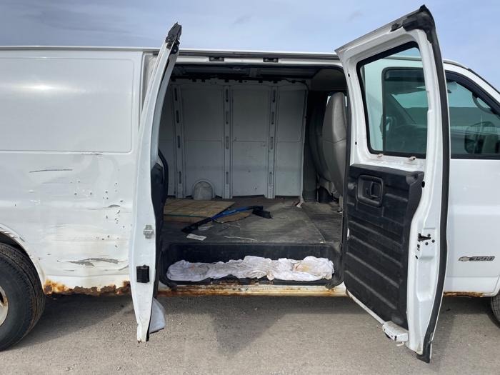 2006 chevrolet express 3500-extended-cargo with 260515 miles for sale near elk-river, minnesota 377df2c71447402580133f36aa042916.jpeg