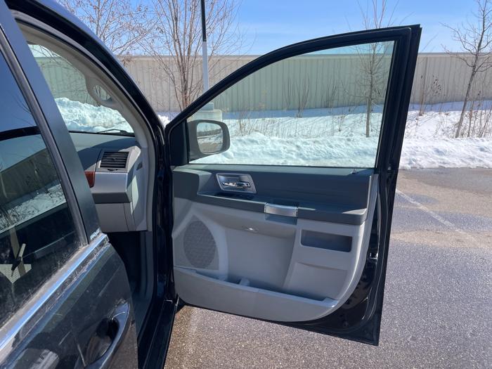 2008 chrysler town-&-country touring with 153950 miles for sale near lake-elmo, minnesota 39579420f41c47729a50c9c5fff73158.jpeg