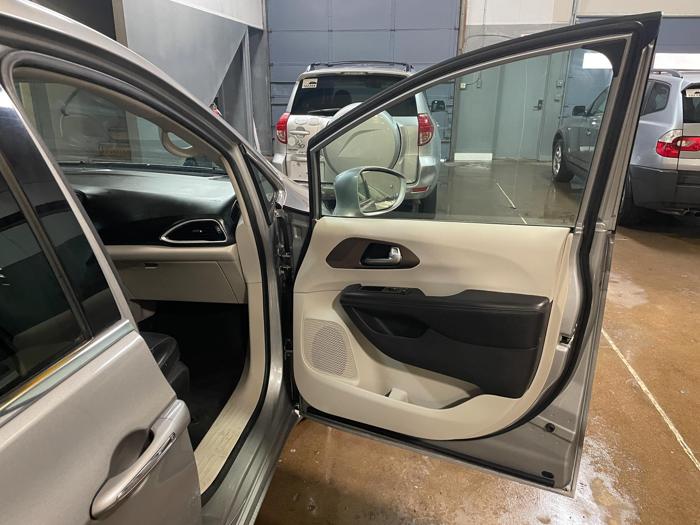 2017 chrysler pacifica touring-l with 146565 miles for sale near elk-river, minnesota 398f289fdaa14d61a7879d93a55d2b40.jpg