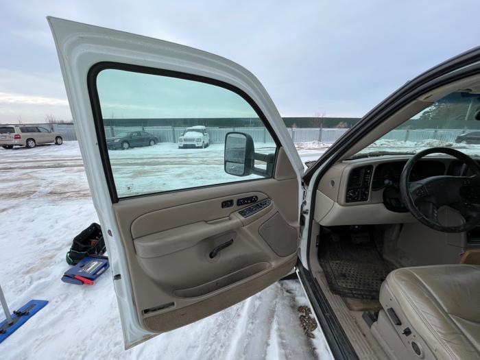 2004 chevrolet suburban 2500-4wd with 245420 miles for sale near elk-river, minnesota 39b0fe17b2e2488789d610e07f18984d.jpeg