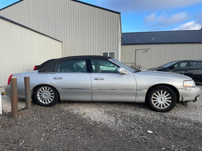 2005 lincoln town-car with 210142 miles for sale near elk-river, minnesota 3cd75364b1434e69bb464bd4efeba66f.jpg