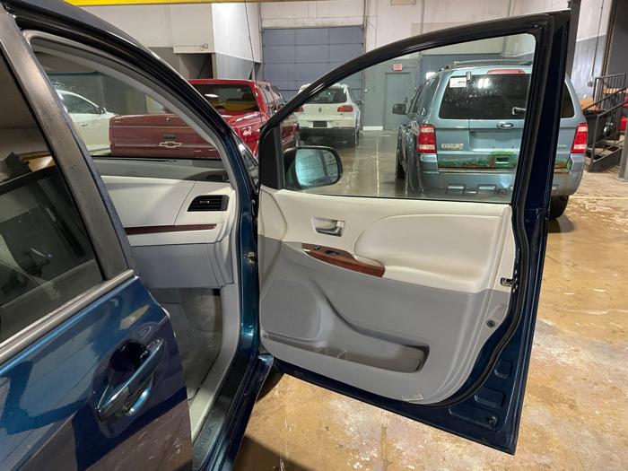 2011 toyota sienna with 212471 miles for sale near elk-river, minnesota 3fff716c3220460d99d4490a54357db8.jpg