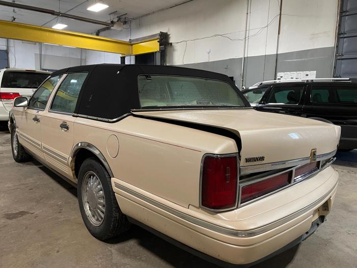 1997 lincoln town-car with 211180 miles for sale near elk-river, minnesota 405f5e4d760c45e2bd5c59b7f13c636e.jpg