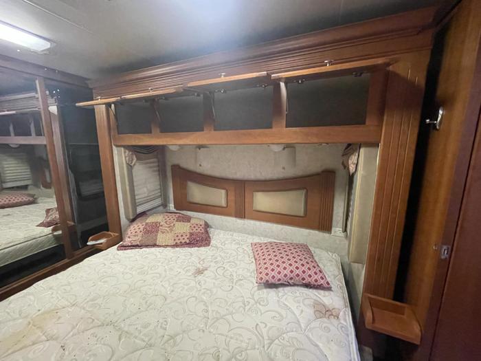 2006 freightliner x-line-motorhome - with 27483 miles for sale near elk-river, minnesota 472d8772546e4bba9f40eda7d8a06534.jpg