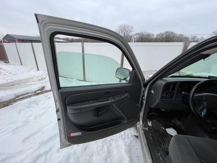 2004 chevrolet silverado-1500 ext.-cab-short-bed-4wd with 157564 miles for sale near elk-river, minnesota 49abccc4e3404af1b3c4043944106fd9.jpeg