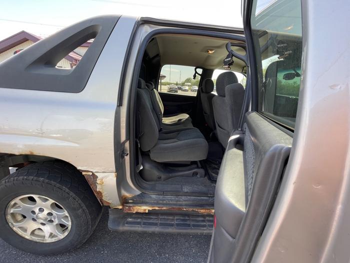 2004 chevrolet avalanche 1500-4wd with 252649 miles for sale near clearwater, minnesota 49ba2dd3e31a4a849384da2ea82af76c.jpeg