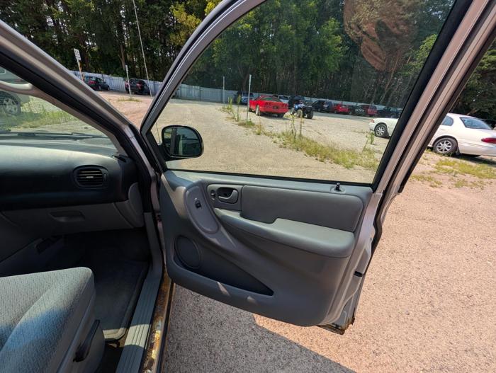 2006 chrysler town-&amp;-country lx with 222575 miles for sale near elk-river, minnesota 4bd107dd95ae459f82037c78c94aa9cf.jpg