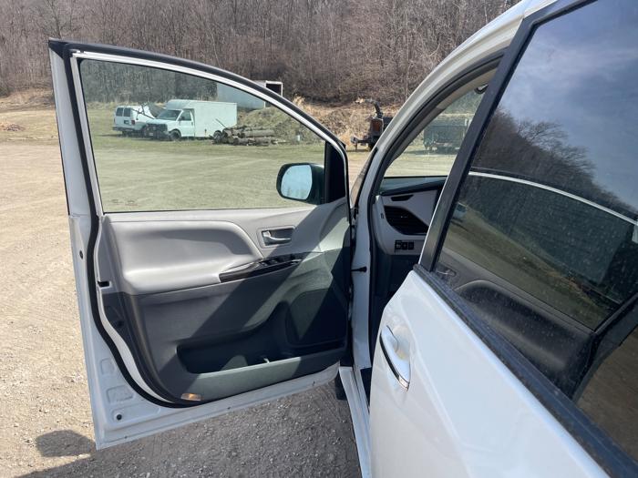 2018 toyota sienna limited-premium-7-passenger with 131954 miles for sale near jordan, minnesota 519854aa1ab54100a70345eec34f2990.jpeg